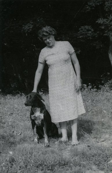 KKE 4658.jpg - Fot. Portret. Jadwiga Jarzynowska (z domu Siemaszko) z psem „Dago”, Jaśkowo, lata 60-te XX wieku.